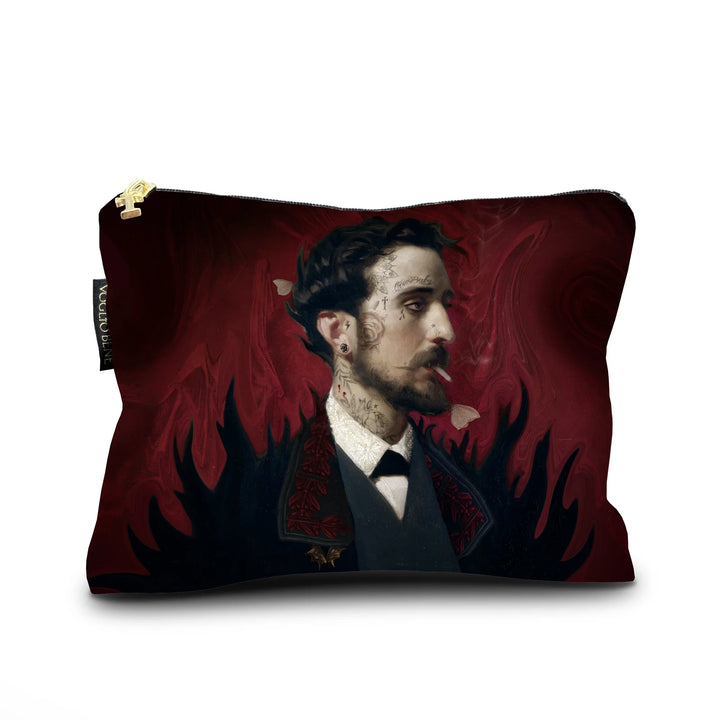 Voglio Bene Count Eduardo -samettipussukan takanäkymä, koko 17 × 23 cm, jossa sama mieskuvitus esitetään surrealistisempana muunnelmana.
Back view of a Voglio Bene Count Eduardo velvet pouch, size 17 × 23 cm, showing a more surreal variation of the same male figure.