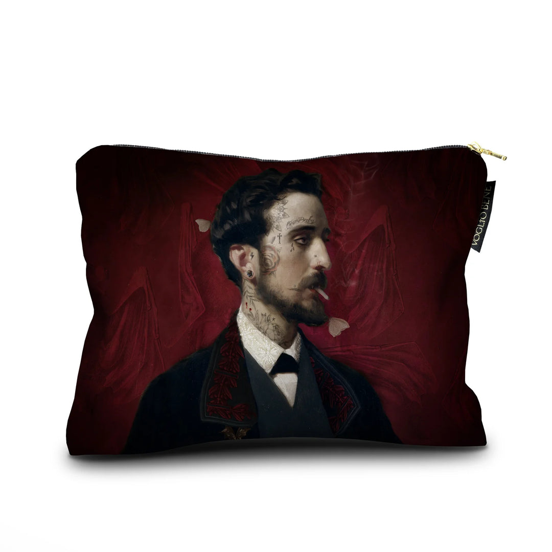 Voglio Bene Count Eduardo -samettipussukan etunäkymä, koko 17 × 23 cm, jossa tummahiuksinen mies puvussa on kuvattuna yksityiskohtaisesti.
Front view of a Voglio Bene Count Eduardo velvet pouch, size 17 × 23 cm, showing a dark-haired man in a suit in detailed artwork.