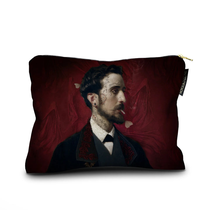 Voglio Bene Count Eduardo -samettipussukan etunäkymä, koko 17 × 23 cm, jossa tummahiuksinen mies puvussa on kuvattuna yksityiskohtaisesti.
Front view of a Voglio Bene Count Eduardo velvet pouch, size 17 × 23 cm, showing a dark-haired man in a suit in detailed artwork.