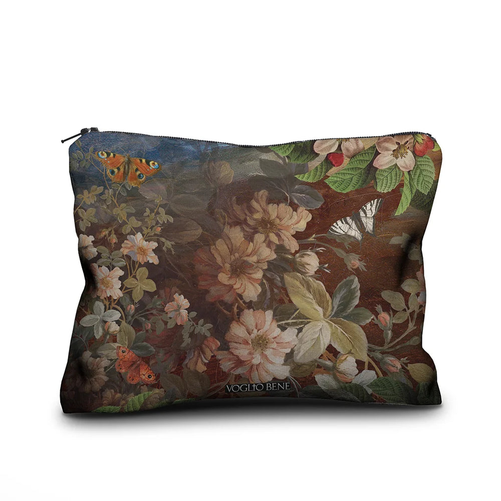 Voglio Bene Cow -samettipussukan takanäkymä, koko 17 × 23 cm, jossa taustalla on perhosista ja kukista koostuva koristekuvio.
Back view of a Voglio Bene Cow velvet pouch, size 17 × 23 cm, featuring a decorative background of butterflies and flowers.