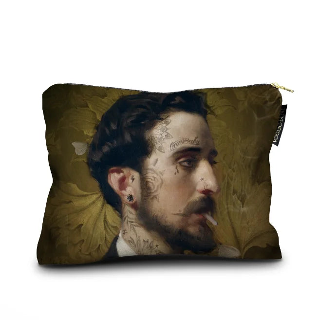 Voglio Bene Eduardo -samettipussukan etunäkymä, koko 17 × 23 cm, jossa Eduardo on kuvattuna yksityiskohtaisessa kuvituksessa.
Front view of a Voglio Bene Eduardo velvet pouch, size 17 × 23 cm, showing Eduardo in detailed artwork.