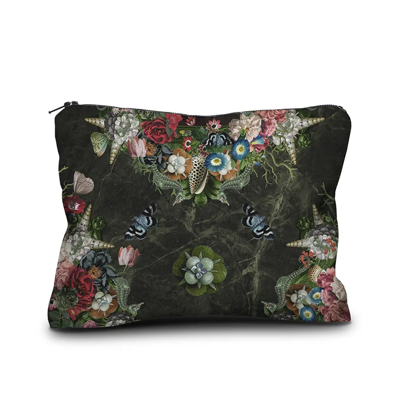 Voglio Bene The Froth of the Days -samettipussukan takanäkymä, koko 17 × 23 cm, jossa kukka- ja simpukkakuviot jatkuvat koristeellisena taustana.
Back view of a Voglio Bene The Froth of the Days velvet pouch, size 17 × 23 cm, featuring repeated floral and seashell patterns on the reverse side.