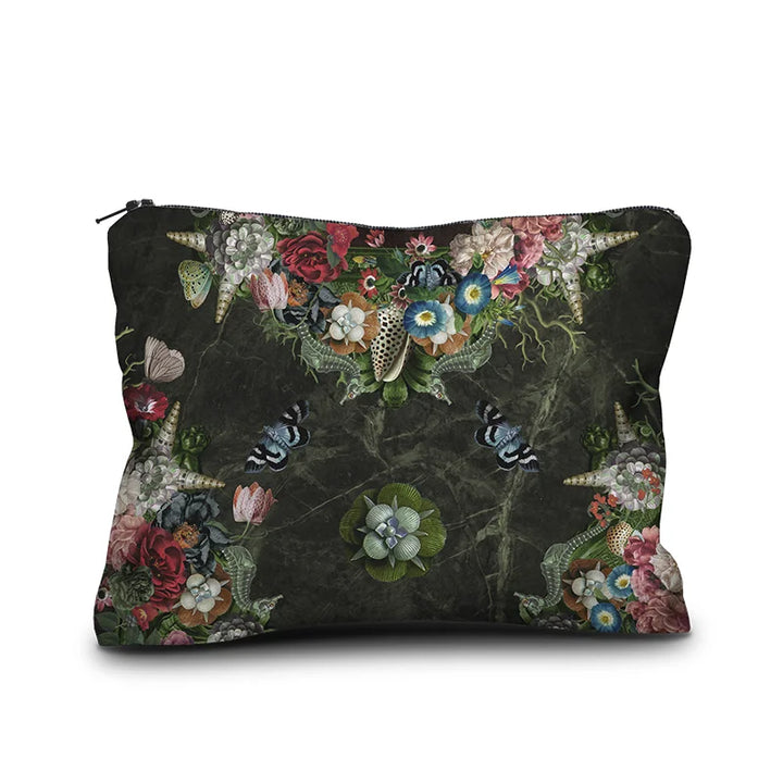 Voglio Bene The Froth of the Days -samettipussukan takanäkymä, koko 17 × 23 cm, jossa kukka- ja simpukkakuviot jatkuvat koristeellisena taustana.
Back view of a Voglio Bene The Froth of the Days velvet pouch, size 17 × 23 cm, featuring repeated floral and seashell patterns on the reverse side.