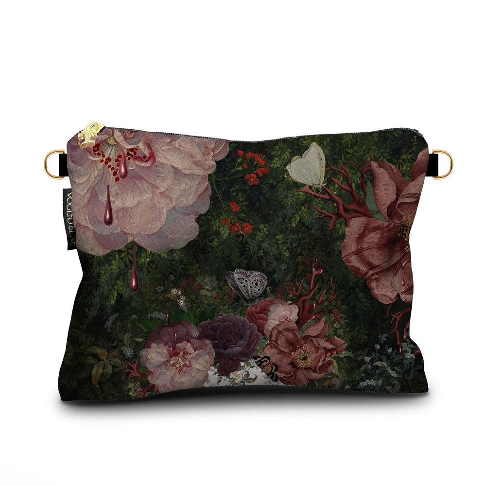 Voglio Bene Gaia -samettipussukan takanäkymä, koko 17 × 23 cm, jossa kukka- ja luontokuviot muodostavat taustan ilman Gaia-hahmoa.
Back view of a Voglio Bene Gaia velvet pouch, size 17 × 23 cm, featuring a floral and nature-pattern background without the Gaia figure.