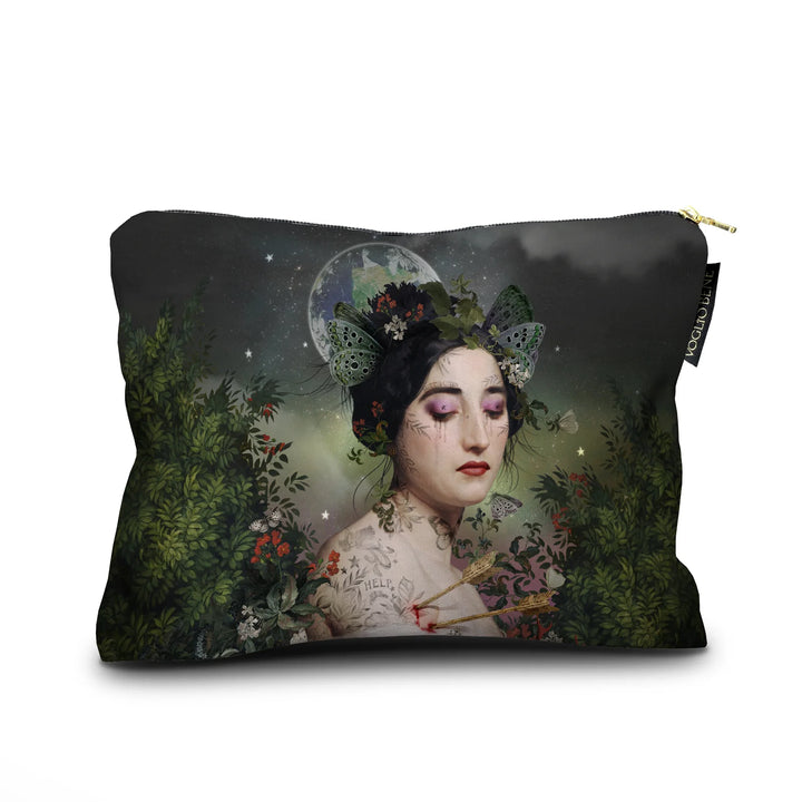 Voglio Bene Gaia -samettipussukan etunäkymä, koko 17 × 23 cm, jossa Gaia-naishahmo on kuvattuna yksityiskohtaisessa kuvituksessa.
Front view of a Voglio Bene Gaia velvet pouch, size 17 × 23 cm, showing the Gaia female figure in detailed artwork.