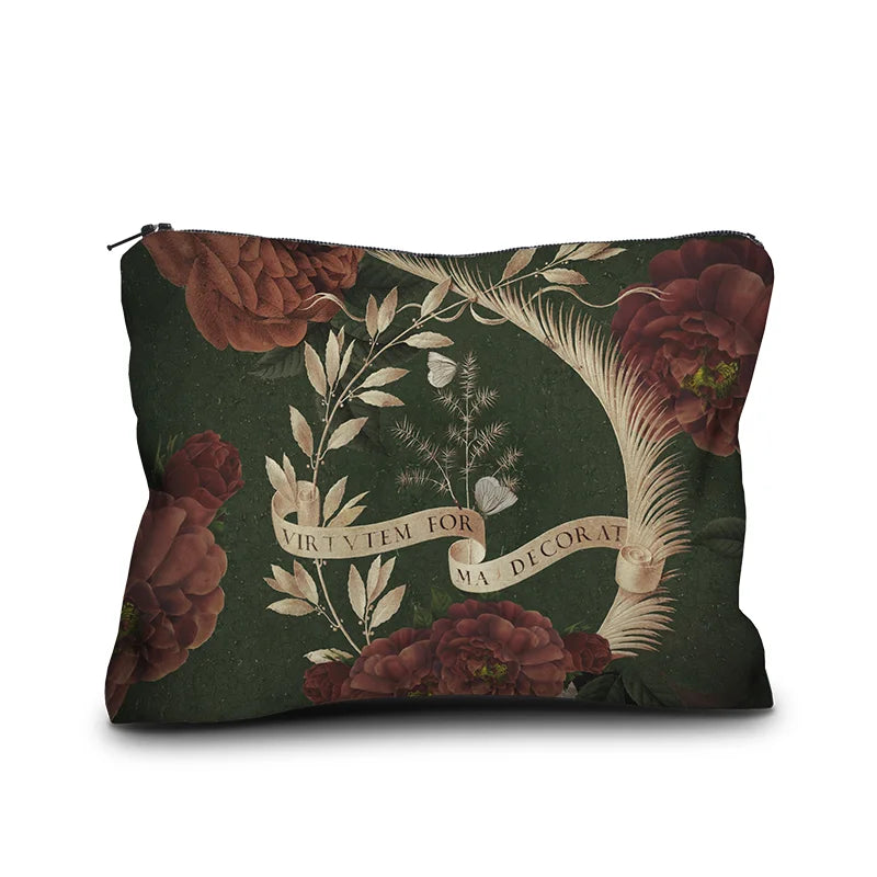 Voglio Bene Ginevra -samettipussukan takanäkymä, koko 17 × 23 cm, jossa lehdistä muodostuva vihta-kuvio koristaa taustaa.
Back view of a Voglio Bene Ginevra velvet pouch, size 17 × 23 cm, featuring a leaf bundle (vihta) motif on the back.