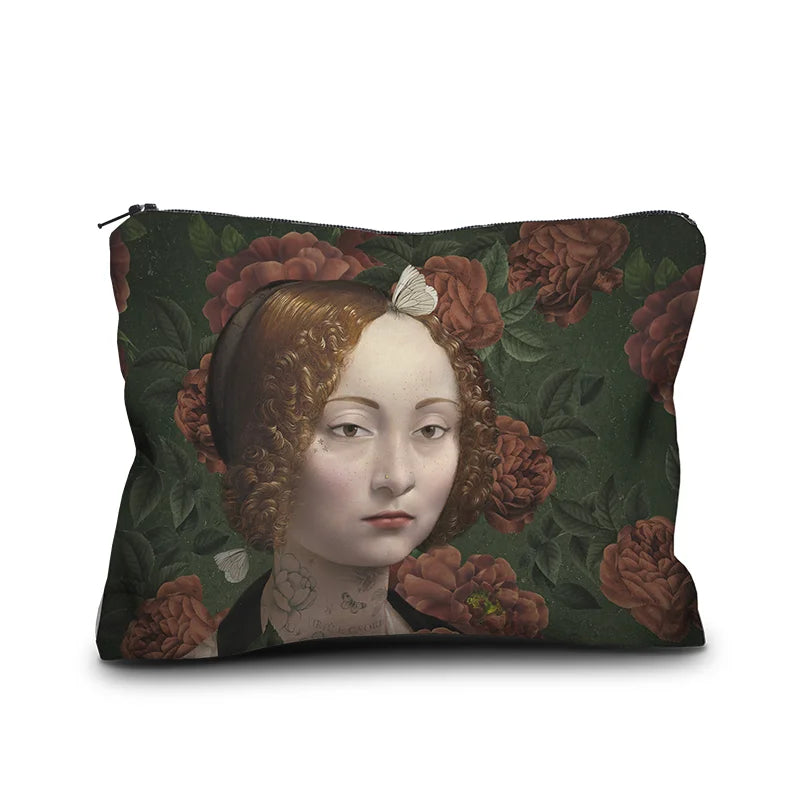 Voglio Bene Ginevra -samettipussukan etunäkymä, koko 17 × 23 cm, jossa Ginevra-hahmo on kuvattuna yksityiskohtaisessa kuvituksessa.
English: Front view of a Voglio Bene Ginevra velvet pouch, size 17 × 23 cm, showing the Ginevra figure in detailed artwork.