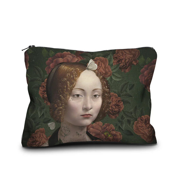 Voglio Bene Ginevra -samettipussukan etunäkymä, koko 17 × 23 cm, jossa Ginevra-hahmo on kuvattuna yksityiskohtaisessa kuvituksessa.
English: Front view of a Voglio Bene Ginevra velvet pouch, size 17 × 23 cm, showing the Ginevra figure in detailed artwork.