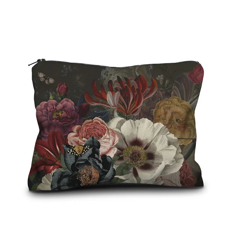 Voglio Bene Hassan -samettipussukan takanäkymä, koko 17 × 23 cm, jossa taustalla on koristeellinen kukkaornamenttikuvi o.
Back view of a Voglio Bene Hassan velvet pouch, size 17 × 23 cm, featuring a decorative floral ornament pattern.