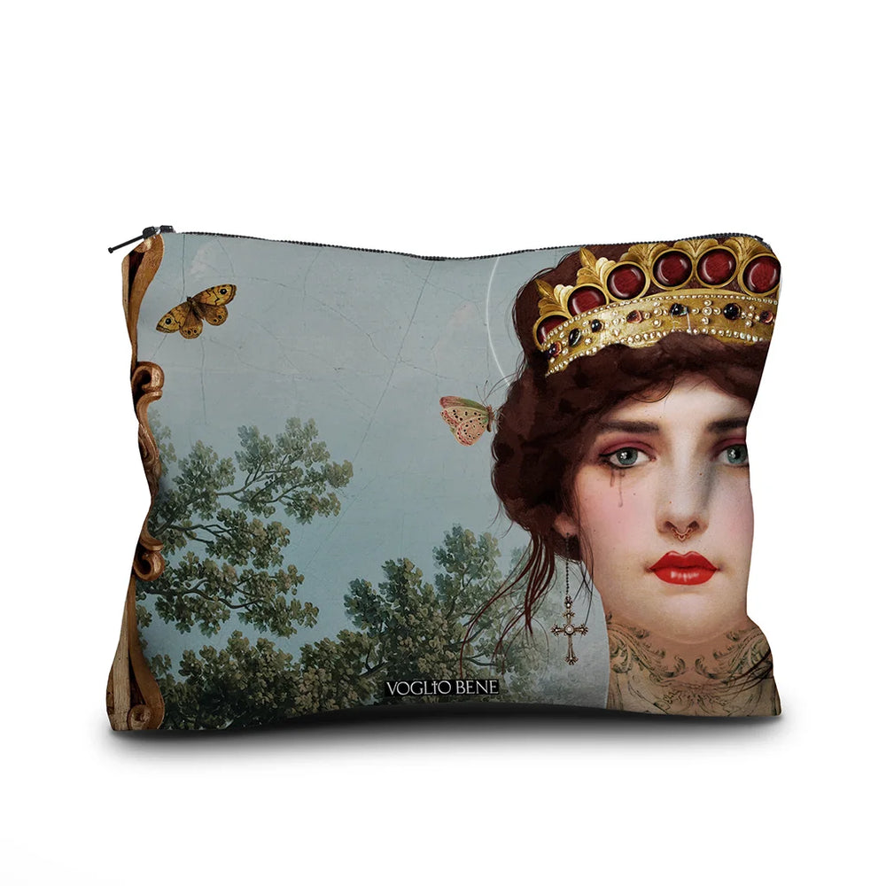 Voglio Bene Hope -samettipussukan takanäkymä, koko 17 × 23 cm, jossa Hope-kuvitus jatkuu pussukan takapuolella.
Back view of a Voglio Bene Hope velvet pouch, size 17 × 23 cm, showing the continuation of the Hope illustration on the back.