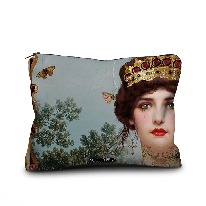 Voglio Bene Hope -samettipussukan takanäkymä, koko 17 × 23 cm, jossa Hope-kuvitus jatkuu pussukan takapuolella.
Back view of a Voglio Bene Hope velvet pouch, size 17 × 23 cm, showing the continuation of the Hope illustration on the back.
