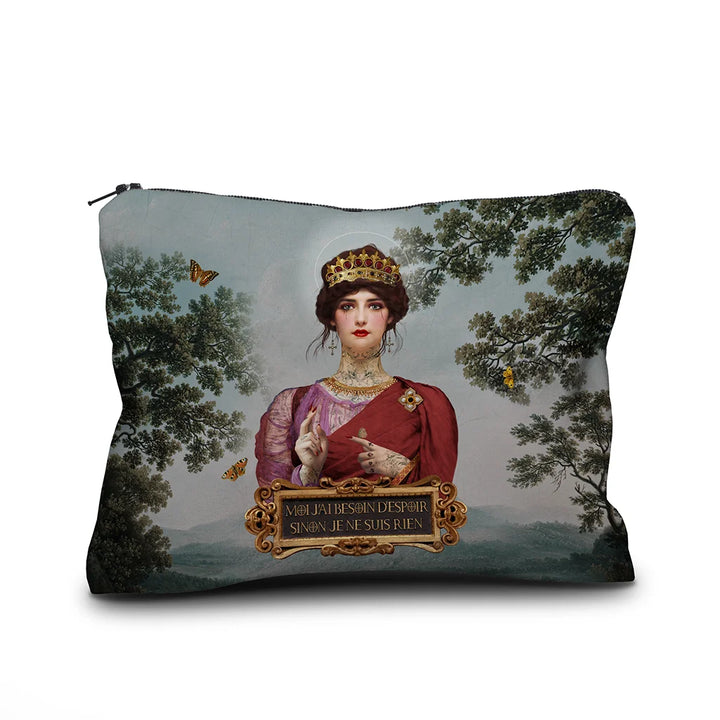 Bene Hope -samettipussukan etunäkymä, koko 17 × 23 cm, jossa kuningatar on kuvattuna tiara päässä yksityiskohtaisessa kuvituksessa.
Front view of a Voglio Bene Hope velvet pouch, size 17 × 23 cm, showing a queen wearing a tiara in detailed artwork.