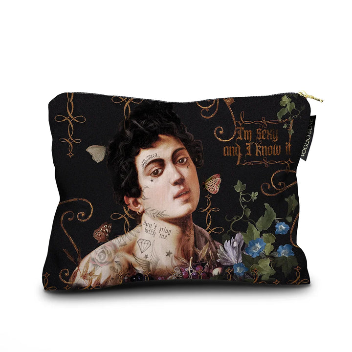 Voglio Bene “I’m Sexy” -samettipussukan takanäkymä, koko 17 × 23 cm, jossa tatuoitu nainen kuvitettuna myös pussukan takapuolella.
Back view of a Voglio Bene “I’m Sexy” velvet pouch, size 17 × 23 cm, featuring the tattooed woman artwork also on the reverse side.
