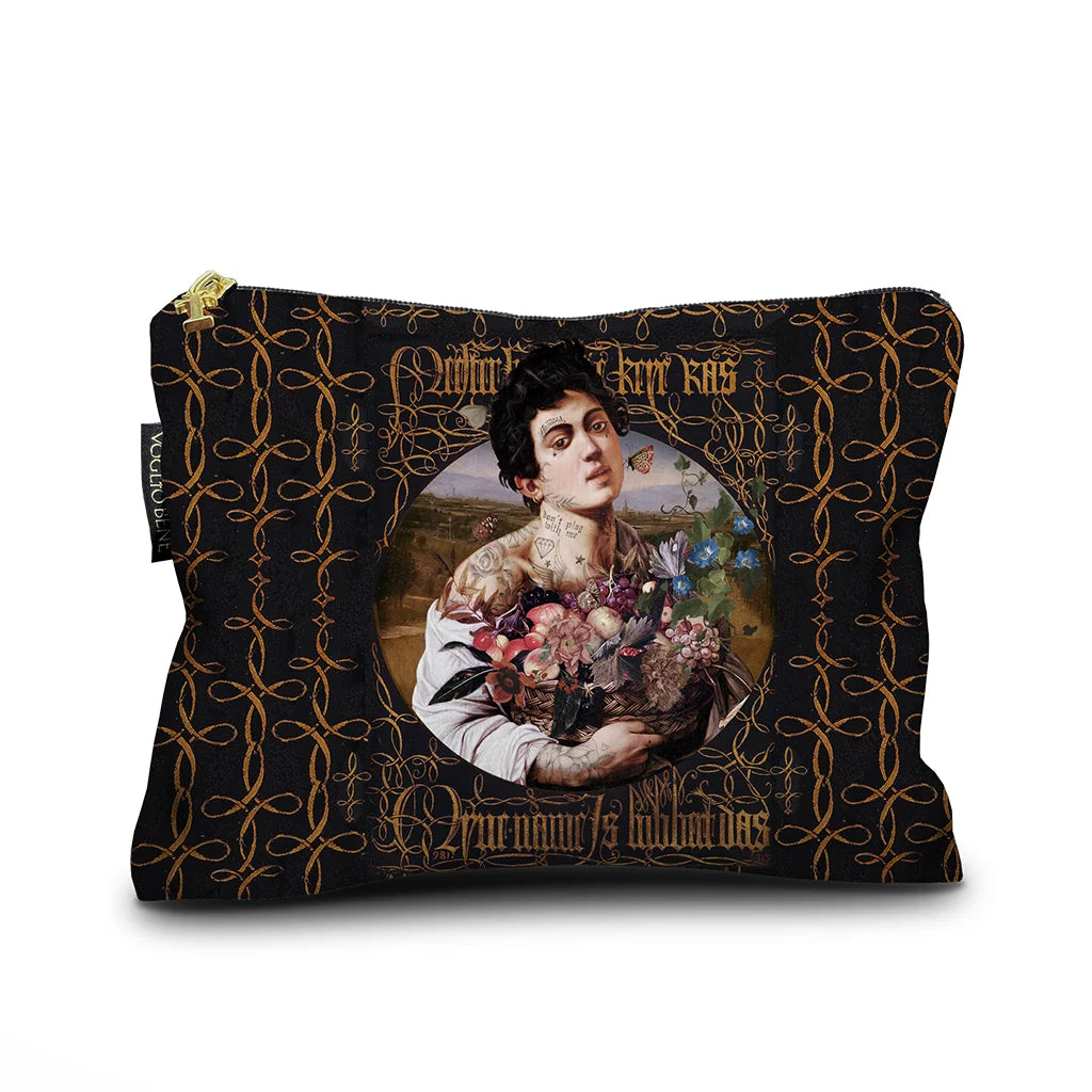 Voglio Bene “I’m Sexy” -samettipussukan etunäkymä, koko 17 × 23 cm, jossa tatuoitu nainen esitetään yksityiskohtaisessa kuvituksessa.
Front view of a Voglio Bene “I’m Sexy” velvet pouch, size 17 × 23 cm, showing a tattooed woman in detailed artwork.