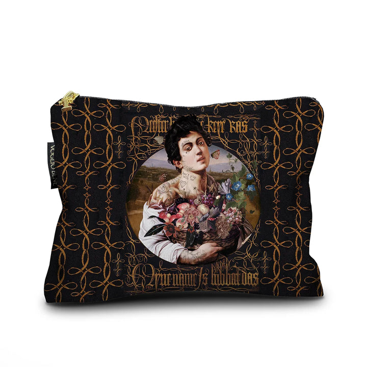 Voglio Bene “I’m Sexy” -samettipussukan etunäkymä, koko 17 × 23 cm, jossa tatuoitu nainen esitetään yksityiskohtaisessa kuvituksessa.
Front view of a Voglio Bene “I’m Sexy” velvet pouch, size 17 × 23 cm, showing a tattooed woman in detailed artwork.