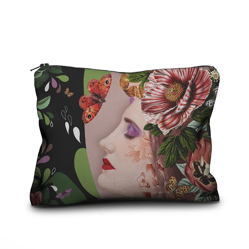 Voglio Bene “I Think” -samettipussukan etunäkymä, koko 17 × 23 cm, jossa naisen koristeltu sivuprofiili yksityiskohtaisessa kuvituksessa.
Front view of a Voglio Bene “I Think” velvet pouch, size 17 × 23 cm, showing a decorated female side profile in detailed artwork.