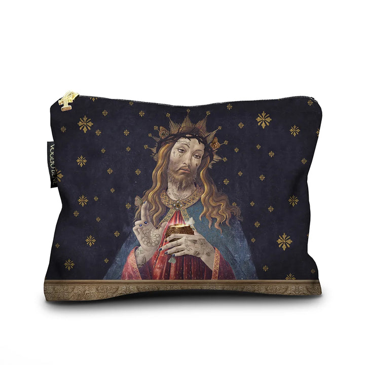 Voglio Bene Jesus -samettipussukan etunäkymä, koko 17 × 23 cm, jossa tatuoitu Jeesus-hahmo yksityiskohtaisessa kuvituksessa.
Front view of a Voglio Bene Jesus velvet pouch, size 17 × 23 cm, showing a tattooed Jesus figure in detailed artwork.