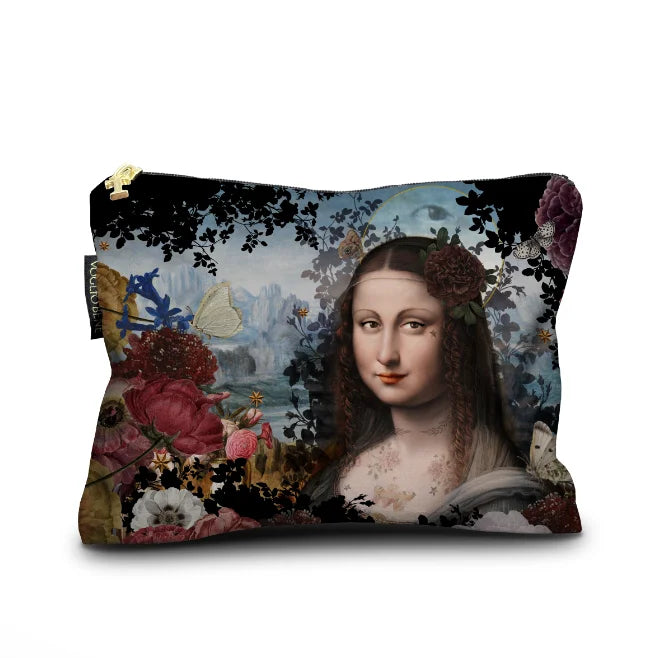 Voglio Bene Joconde -samettipussukan takanäkymä, koko 17 × 23 cm, jossa sama Mona Lisa -kukkaornamenttikuva toistuu lähennettynä kroppauksena.
Back view of a Voglio Bene Joconde velvet pouch, size 17 × 23 cm, featuring the same Mona Lisa floral artwork in a closer cropped composition.