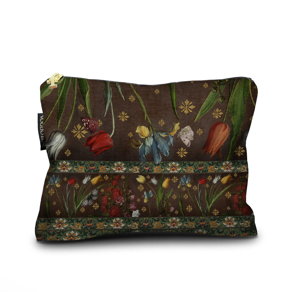 Voglio Bene Jolly -samettipussukan takanäkymä, koko 17 × 23 cm, jossa taustaa peittää kukkaornamenttikuvio.
Back view of a Voglio Bene Jolly velvet pouch, size 17 × 23 cm, featuring a floral ornament pattern on the reverse side.