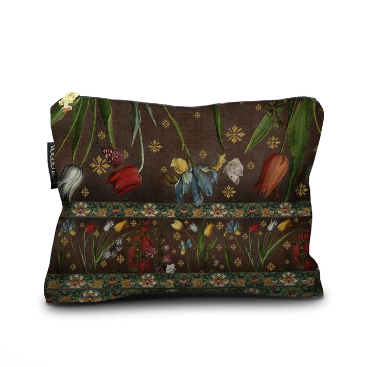 Voglio Bene Jolly -samettipussukan takanäkymä, koko 17 × 23 cm, jossa taustaa peittää kukkaornamenttikuvio.
Back view of a Voglio Bene Jolly velvet pouch, size 17 × 23 cm, featuring a floral ornament pattern on the reverse side.