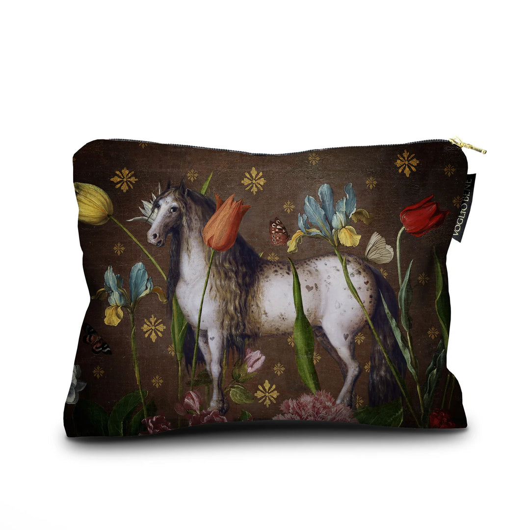 Voglio Bene Jolly -samettipussukan etunäkymä, koko 17 × 23 cm, jossa hevonen ja koristeellisia kukkia on kuvattu yksityiskohtaisesti.
Front view of a Voglio Bene Jolly velvet pouch, size 17 × 23 cm, showing a horse with decorative flowers in detailed artwork.
