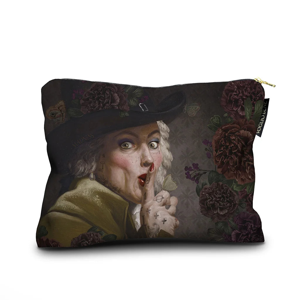 Voglio Bene The Key Woman -samettipussukan takanäkymä, koko 17 × 23 cm, jossa sama omakuva toistuu lähempänä kroppauksena.
Back view of a Voglio Bene The Key Woman velvet pouch, size 17 × 23 cm, featuring the same portrait artwork in a closer cropped composition.