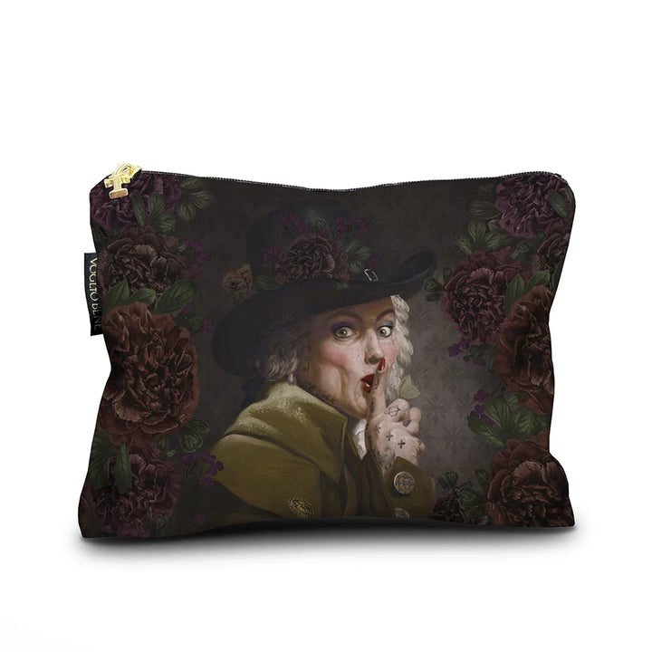 Voglio Bene The Key Woman -samettipussukan etunäkymä, koko 17 × 23 cm, jossa muokattu Joseph Ducreuxin omakuva on esitetty yksityiskohtaisessa kuvituksessa.
Front view of a Voglio Bene The Key Woman velvet pouch, size 17 × 23 cm, showing a modified version of Joseph Ducreux’s self-portrait in detailed artwork.