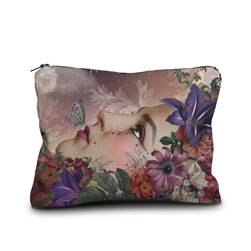 Voglio Bene La Luna -samettipussukan takanäkymä, koko 17 × 23 cm, jossa sama naisen sivuprofiili toistuu lähempänä kroppauksena ilman kuunsirppiä.
Back view of a Voglio Bene La Luna velvet pouch, size 17 × 23 cm, featuring the same female side profile in a closer crop without the crescent moon.