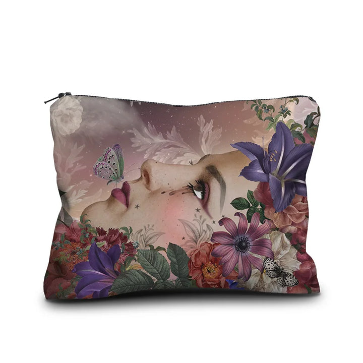 Voglio Bene La Luna -samettipussukan takanäkymä, koko 17 × 23 cm, jossa sama naisen sivuprofiili toistuu lähempänä kroppauksena ilman kuunsirppiä.
Back view of a Voglio Bene La Luna velvet pouch, size 17 × 23 cm, featuring the same female side profile in a closer crop without the crescent moon.