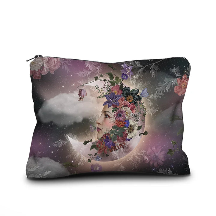 Voglio Bene La Luna -samettipussukan etunäkymä, koko 17 × 23 cm, jossa naisen sivuprofiili on kuvattu kuunsirpin ja kukkaornamenttien reunustamana.
Front view of a Voglio Bene La Luna velvet pouch, size 17 × 23 cm, showing a female side profile framed by a crescent moon and floral ornaments.