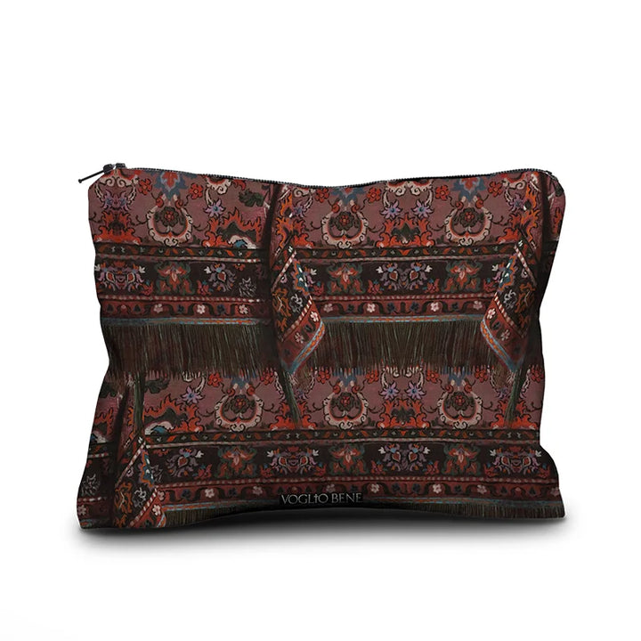 Voglio Bene Oriental Garden -samettipussukan takanäkymä, koko 17 × 23 cm, jossa taustaa koristaa turkkilaistyylinen matto-ornamenttikuosi.
English: Back view of a Voglio Bene Oriental Garden velvet pouch, size 17 × 23 cm, featuring a Turkish-style carpet ornament pattern.