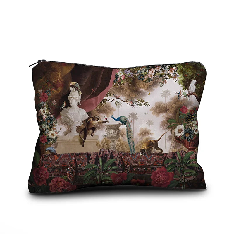 Voglio Bene Oriental Garden -samettipussukan etunäkymä, koko 17 × 23 cm, jossa puutarhakuvaus riikinkukolla ja koristeellisella kasvillisuudella.
Front view of a Voglio Bene Oriental Garden velvet pouch, size 17 × 23 cm, showing a garden scene with a peacock and ornamental foliage.