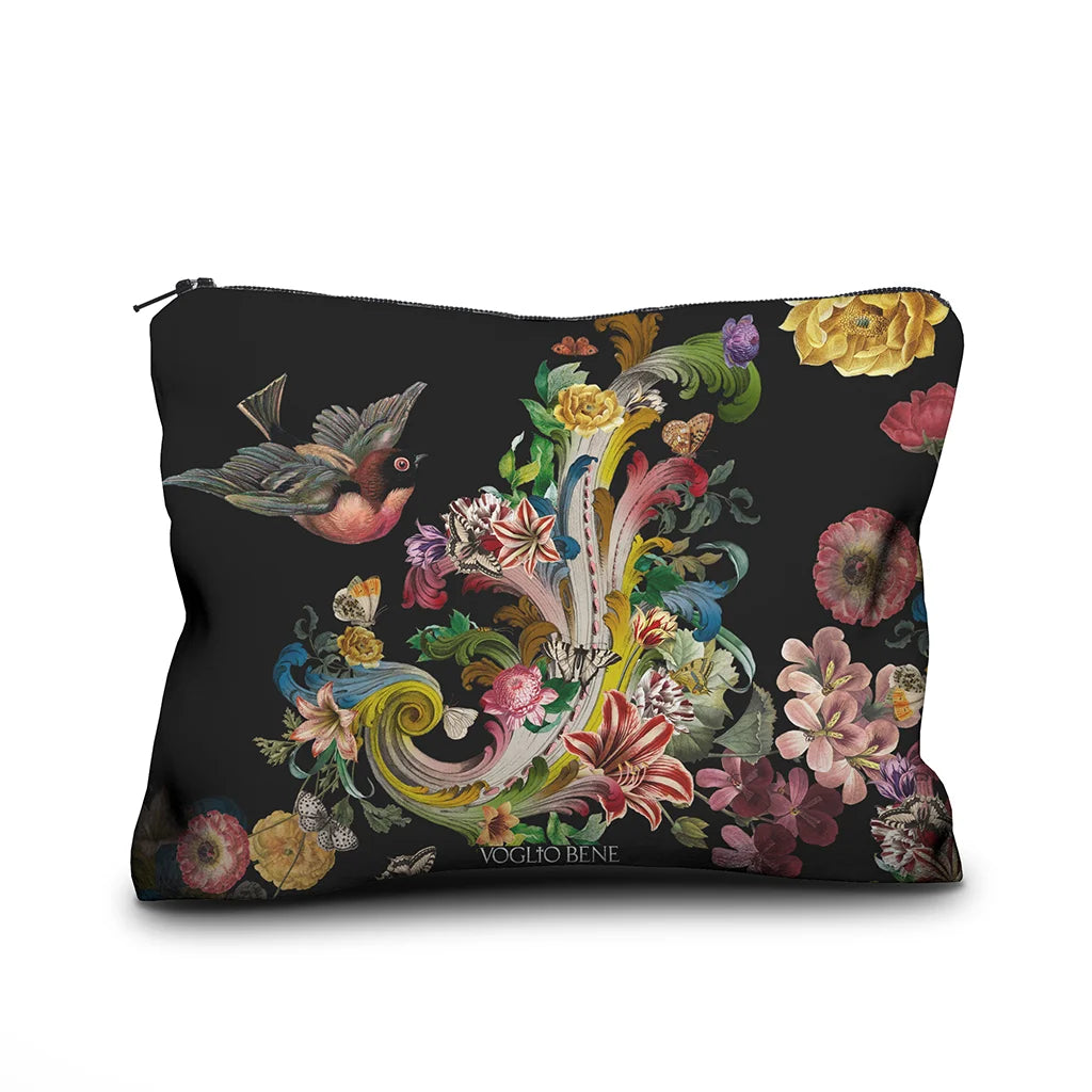 Voglio Bene Rock Flowers -samettipussukan takanäkymä, koko 17 × 23 cm, jossa sama kuvio jatkuu pelkistetymmin ilman lintuhahmoa.
Back view of a Voglio Bene Rock Flowers velvet pouch, size 17 × 23 cm, showing a simplified continuation of the pattern without the bird.