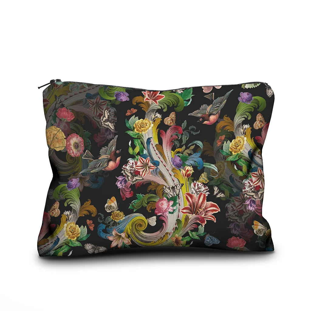 Voglio Bene Rock Flowers -samettipussukan etunäkymä, koko 17 × 23 cm, jossa kukkia ja lintu on kuvattuna yksityiskohtaisessa kuvituksessa.
Front view of a Voglio Bene Rock Flowers velvet pouch, size 17 × 23 cm, showing flowers and a bird in detailed artwork.