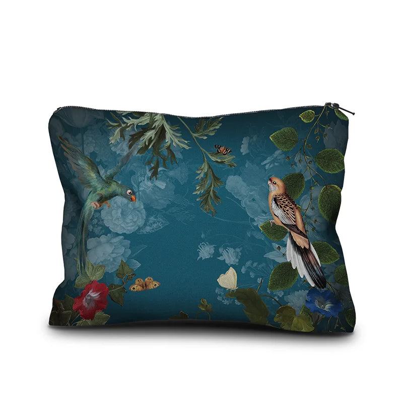 Voglio Bene Tree of Life -samettipussukan takanäkymä, koko 17 × 23 cm, jossa kuvituksessa lintuja ja lehtiä.
Back view of a Voglio Bene Tree of Life velvet pouch, size 17 × 23 cm, featuring birds and leaves in the illustration.