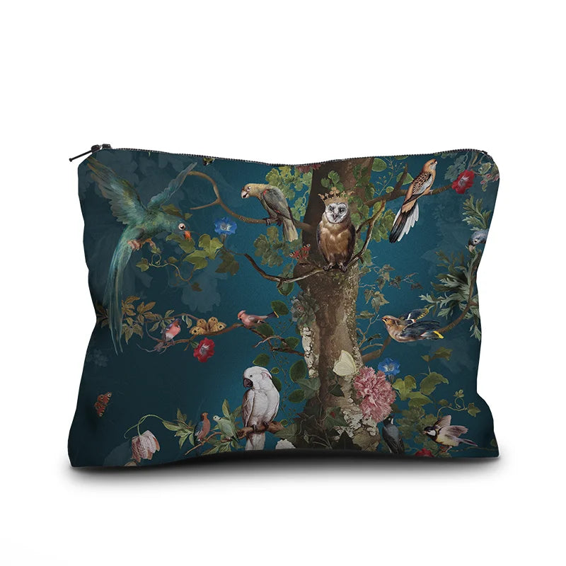 Voglio Bene Tree of Life -samettipussukan etunäkymä, koko 17 × 23 cm, jossa elämänpuu-kuvitus ja puun ympärillä näkyviä eläimiä.
Front view of a Voglio Bene Tree of Life velvet pouch, size 17 × 23 cm, showing a tree of life illustration with animals around the tree.