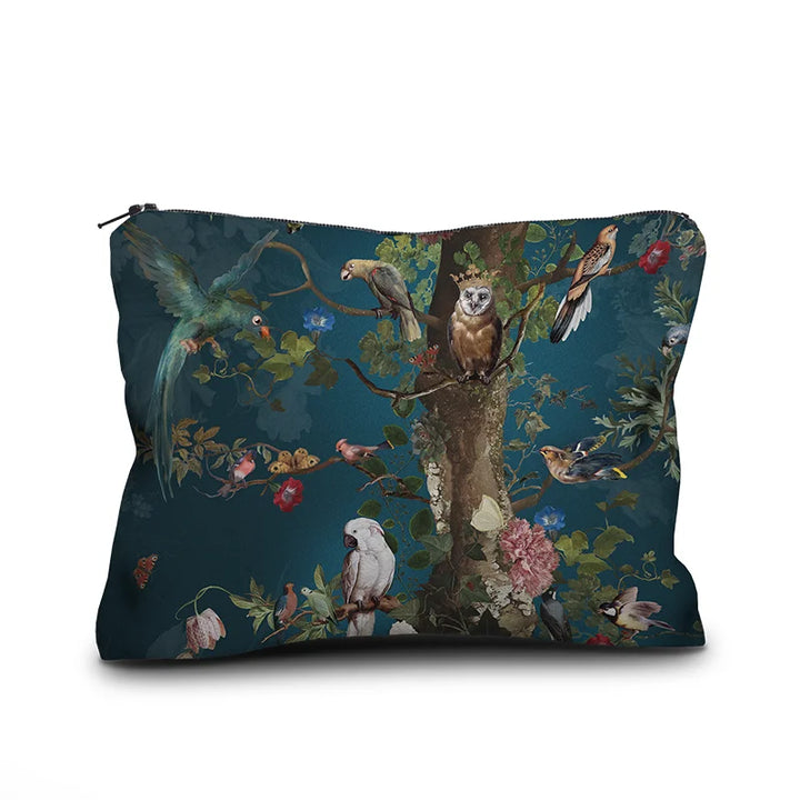 Voglio Bene Tree of Life -samettipussukan etunäkymä, koko 17 × 23 cm, jossa elämänpuu-kuvitus ja puun ympärillä näkyviä eläimiä.
Front view of a Voglio Bene Tree of Life velvet pouch, size 17 × 23 cm, showing a tree of life illustration with animals around the tree.