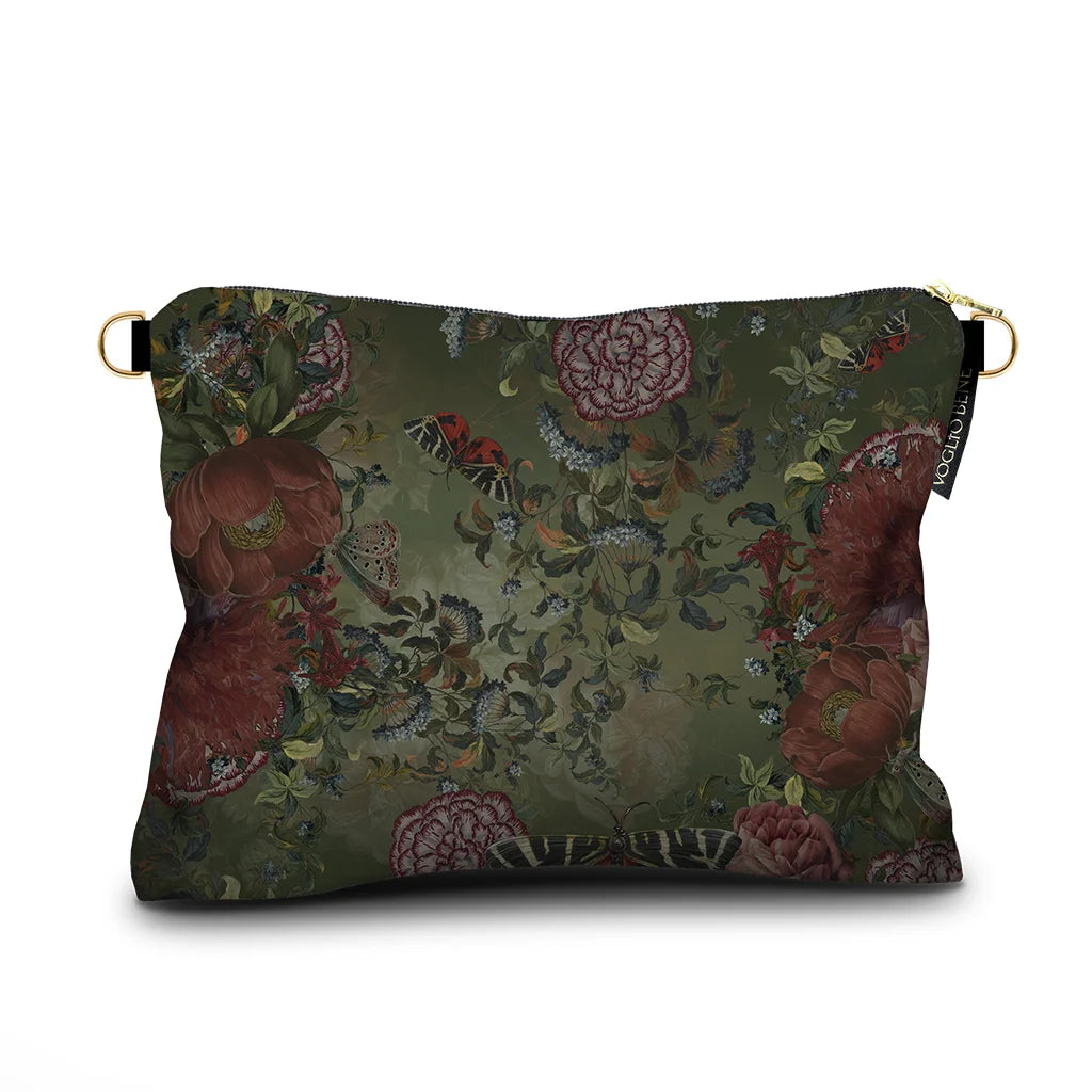 Kuvassa Voglio Bene samettilaukun takapuoli Akeem -kuvituksella, jossa vihreällä taustalla näkyy kukkia ja perhosia.
In the image, the back side of a Voglio Bene velvet bag with the Akeem illustration, showing flowers and butterflies on a green background.