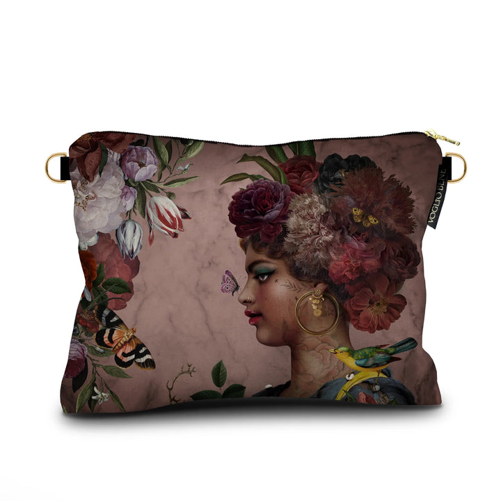 Kuvassa Voglio Bene samettilaukun etupuoli Black Beauty -kuvituksella, jossa nainen kukkaseppele päässä on kuvattuna perhosten kanssa pinkillä taustalla.
In the image, the front side of a Voglio Bene velvet bag with the Black Beauty illustration, depicting a woman wearing a flower crown with butterflies on a pink background.