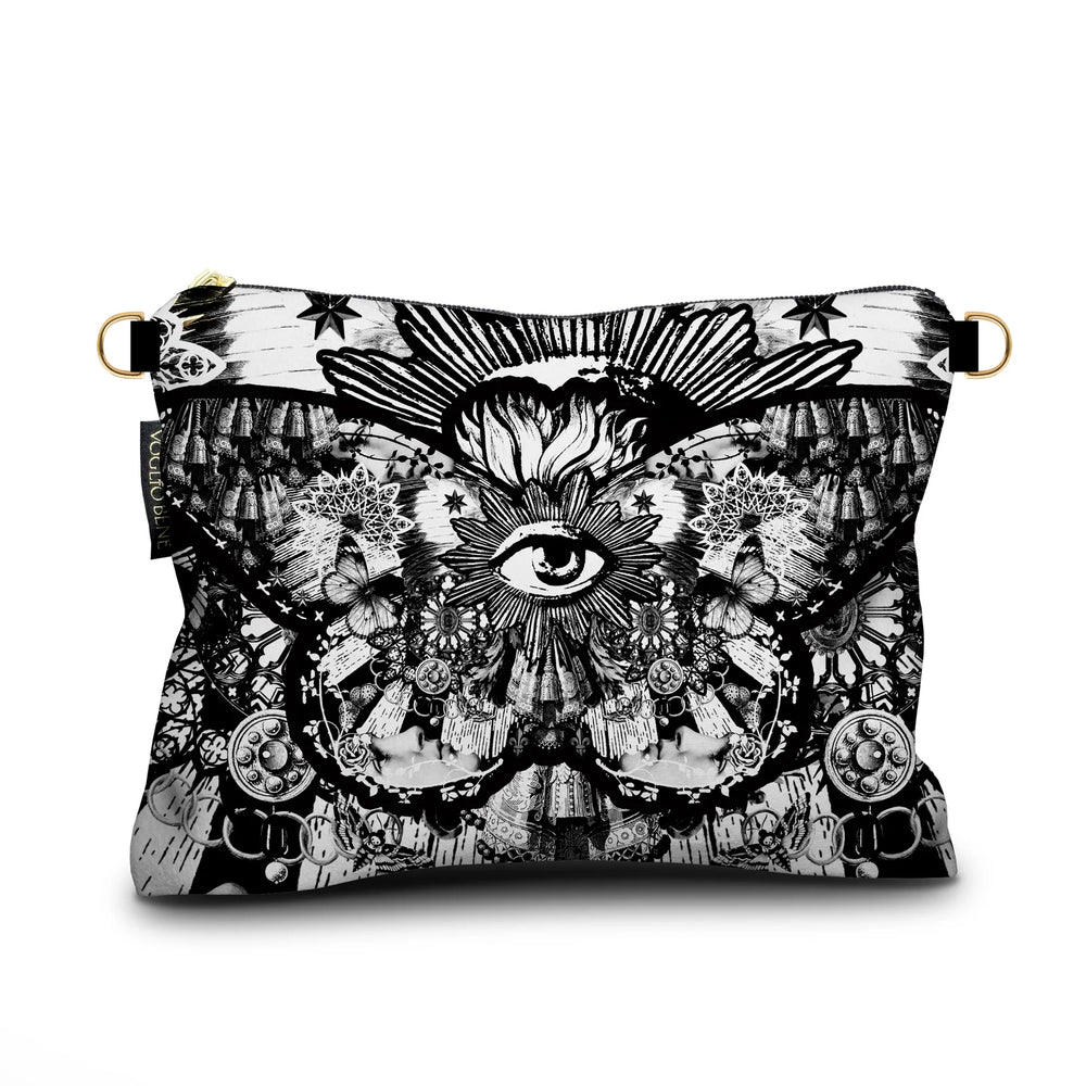 Kuvassa Voglio Bene -samettilaukun takapuoli Black Butterfly -kuvituksella. Mustavalkoisella tyylillä kuvattu suuri perhonen, jonka siipien kuvioissa näkyy silmiä ja aurinkoja.
The back of the Voglio Bene velvet bag with Black Butterfly illustration. A large butterfly in black and white tattoo style with eyes and suns forming the patterns on its wings.