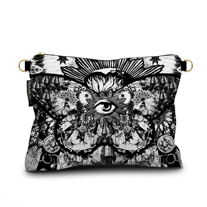 Kuvassa Voglio Bene -samettilaukun takapuoli Black Butterfly -kuvituksella. Mustavalkoisella tyylillä kuvattu suuri perhonen, jonka siipien kuvioissa näkyy silmiä ja aurinkoja.
The back of the Voglio Bene velvet bag with Black Butterfly illustration. A large butterfly in black and white tattoo style with eyes and suns forming the patterns on its wings.