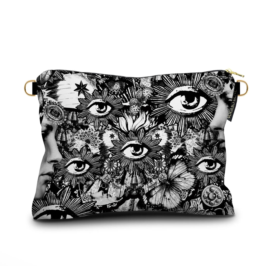 Kuvassa Voglio Bene -samettilaukku Black Butterfly -kuvituksella. Mustavalkoisella tatuointityylillä kuvitettuja silmiä, aurinkoja ja perhosia täyttää pinnan.
The Voglio Bene velvet bag with Black Butterfly illustration. Eyes, suns, and butterflies illustrated in a black and white tattoo style cover the surface.