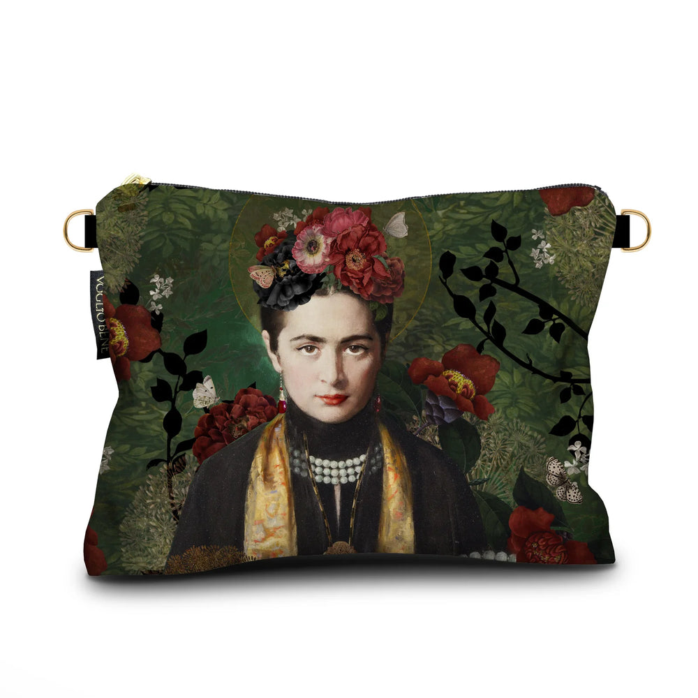 Kuvassa Voglio Bene samettilaukun takapuoli Carmen -kuvituksella, jossa sama nainen näkyy kauempaa vihreällä taustalla ruusujen ympäröimänä.
In the image, the back side of a Voglio Bene velvet bag with the Carmen illustration, showing the same woman from a distance on a green background surrounded by roses.