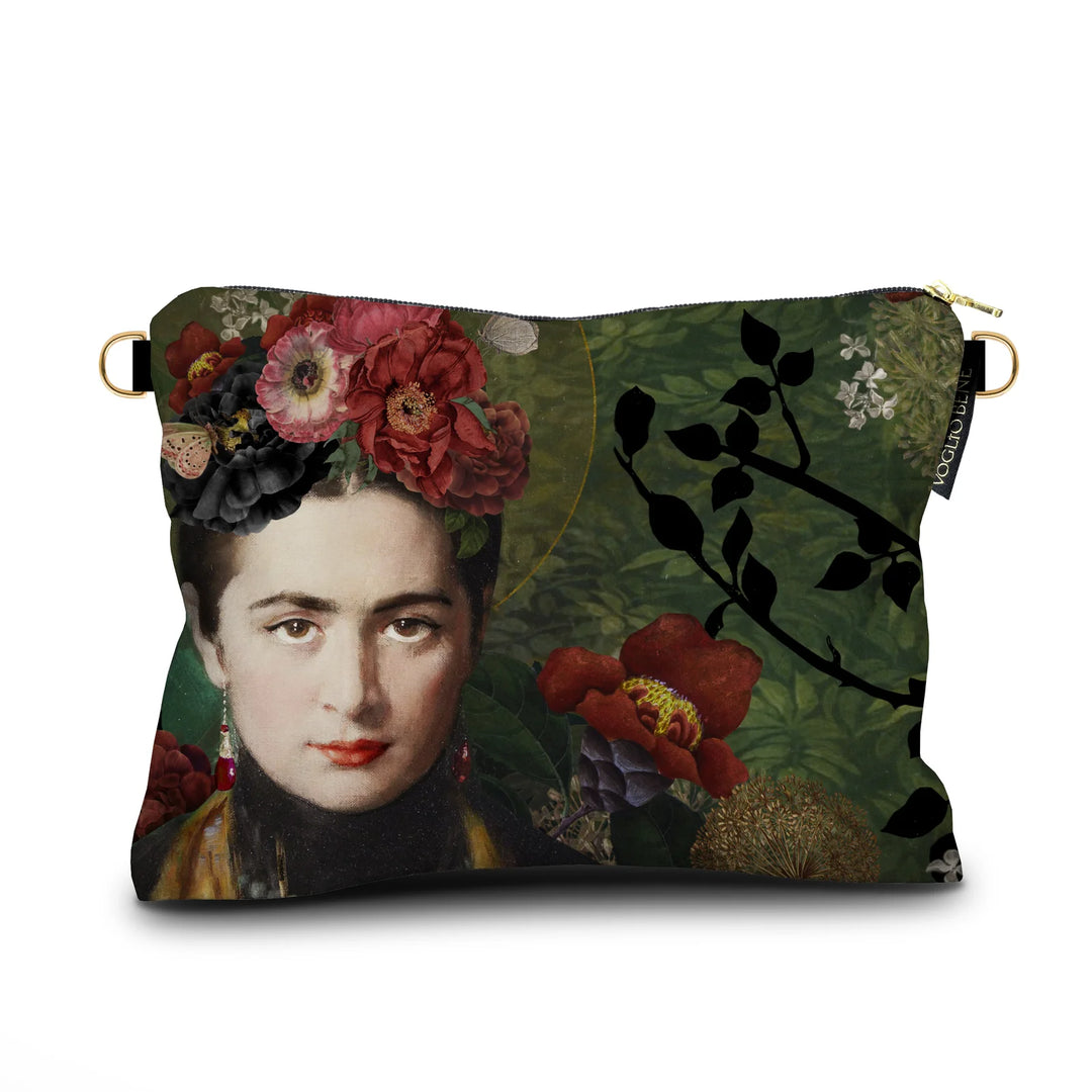 Kuvassa Voglio Bene samettilaukun etupuoli Carmen -kuvituksella, jossa lähikuva tummiin pukeutuneesta naisesta kukkaseppele päässä on kuvattuna vihreällä taustalla.
In the image, the front side of a Voglio Bene velvet bag with the Carmen illustration, showing a close-up of a darkly dressed woman wearing a flower crown against a green background.