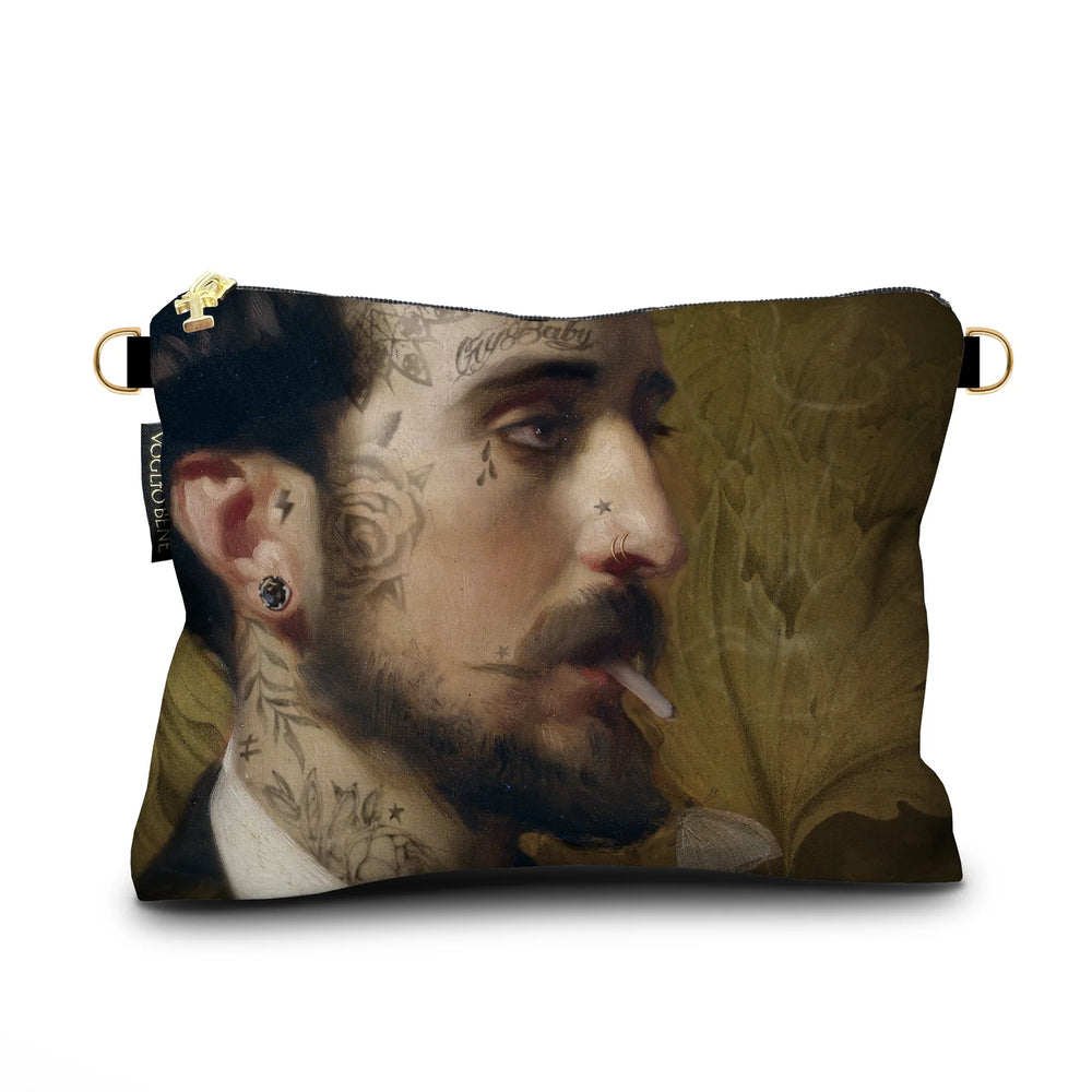 Kuvassa Voglio Bene samettilaukun takapuoli Eduardo -kuvituksella, jossa sama mies näkyy lähempää.
In the image, the back side of a Voglio Bene velvet bag with the Eduardo illustration, showing the same man from a closer perspective.