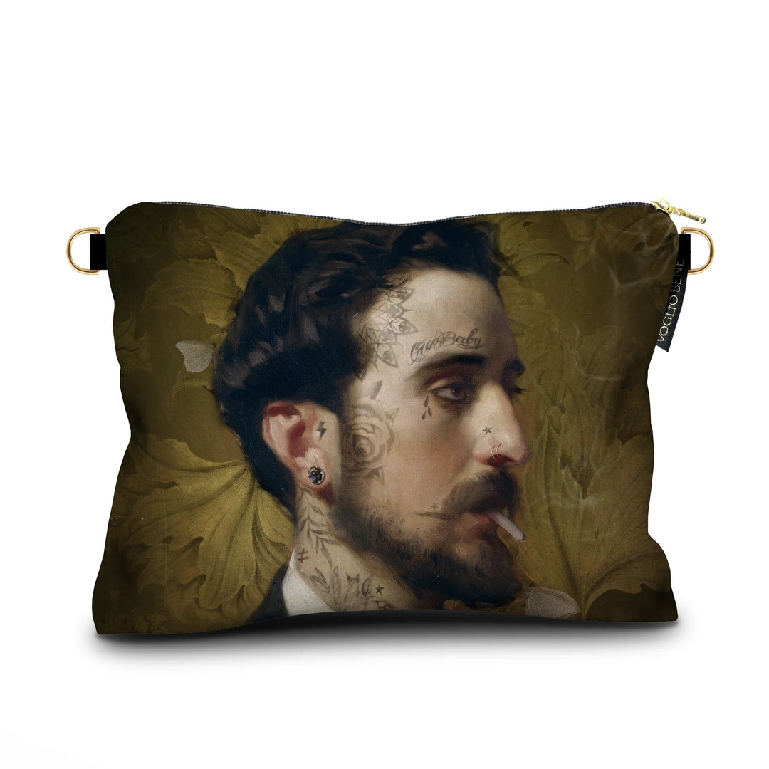 Kuvassa Voglio Bene samettilaukun etupuoli Eduardo -kuvituksella, jossa tatuoitu tummahiuksinen mies polttaa tupakkaa keltaisella taustalla.
In the image, the front side of a Voglio Bene velvet bag with the Eduardo illustration, featuring a tattooed dark-haired man smoking a cigarette against a yellow background.