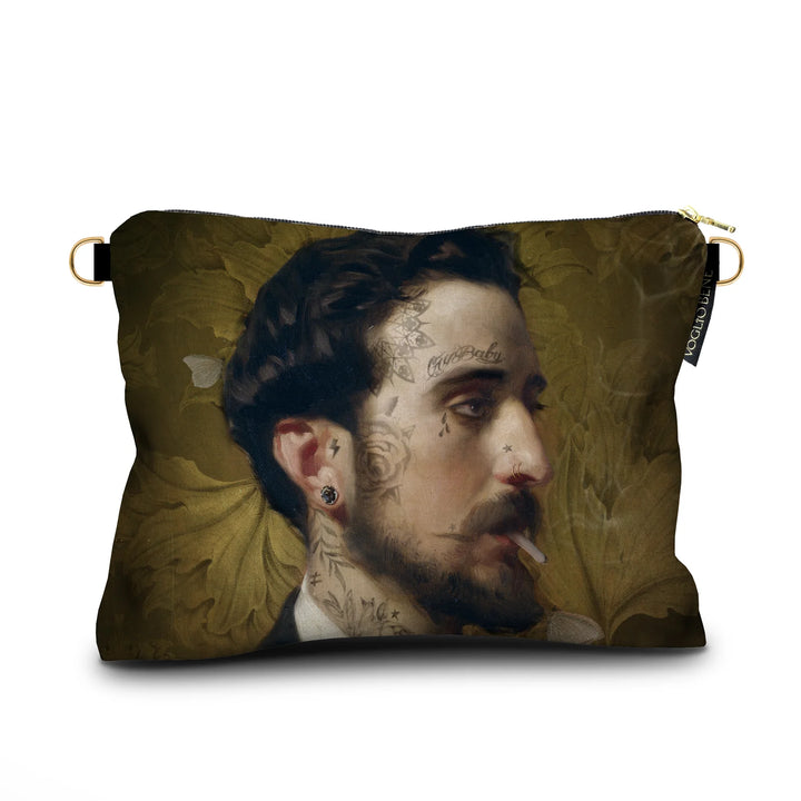 Kuvassa Voglio Bene samettilaukun etupuoli Eduardo -kuvituksella, jossa tatuoitu tummahiuksinen mies polttaa tupakkaa keltaisella taustalla.
In the image, the front side of a Voglio Bene velvet bag with the Eduardo illustration, featuring a tattooed dark-haired man smoking a cigarette against a yellow background.