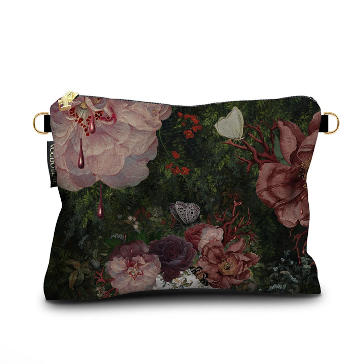 Kuvassa Voglio Bene samettilaukun takapuoli Gaia -kuvituksella, jossa sankka vihreä kasvusto täynnä kukkia, koralleja ja perhosia.
In the image, the back side of a Voglio Bene velvet bag with the Gaia illustration, showing dense green foliage filled with flowers, corals, and butterflies.