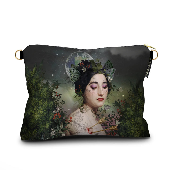 Kuvassa Voglio Bene samettilaukun etupuoli Gaia -kuvituksella, jossa tatuoitu nainen perhosia hiuksissaan katsoo alaspäin, taustalla näkyy avaruus ja maapallo ja reunoilla kasveja.
In the image, the front side of a Voglio Bene velvet bag with the Gaia illustration, depicting a tattooed woman with butterflies in her hair looking downward, with space and Earth in the background and plants along the edges.