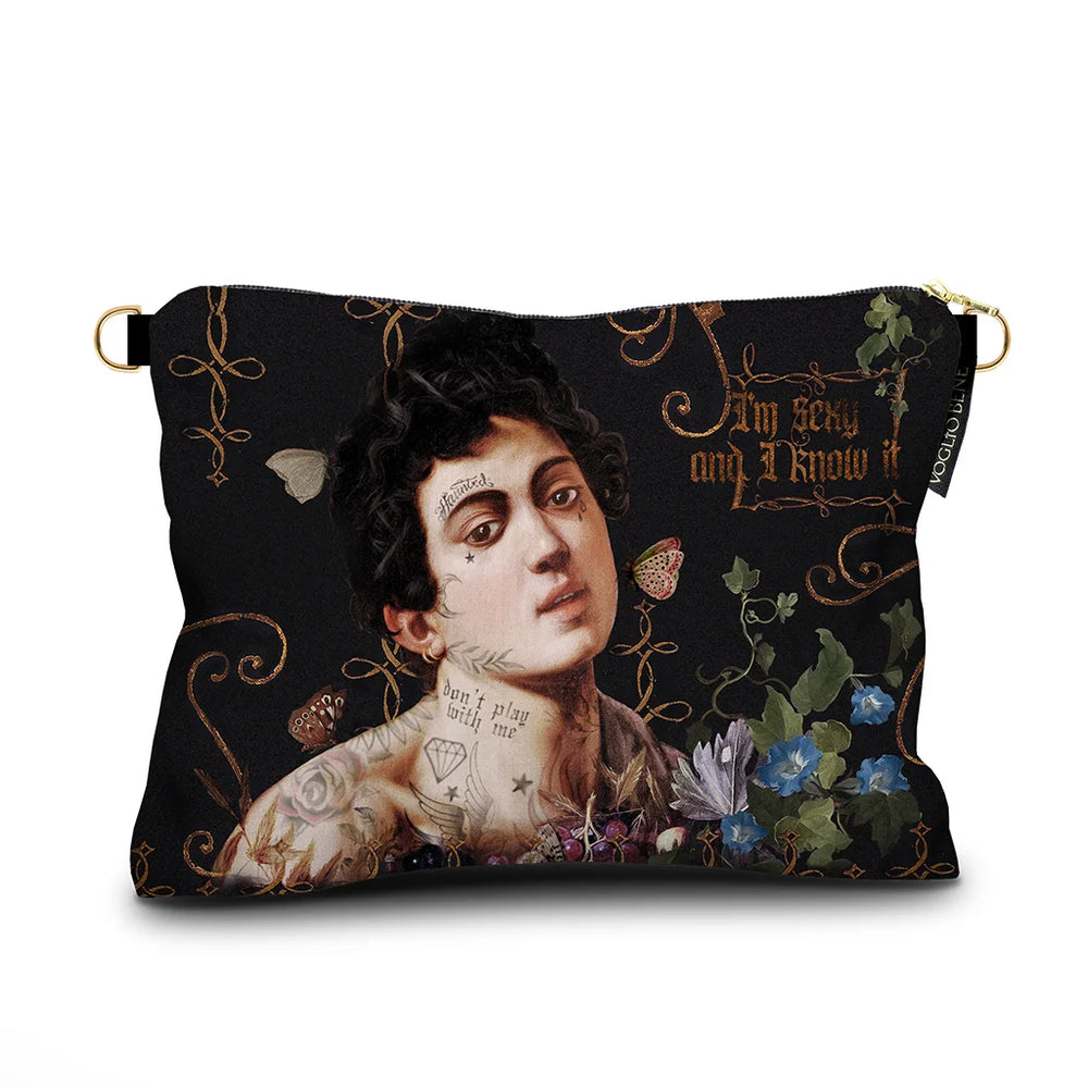 Kuvassa Voglio Bene samettilaukun takapuoli I’m Sexy -kuvituksella, jossa sama nainen näkyy lähikuvassa.
In the image, the back side of a Voglio Bene velvet bag with the I’m Sexy illustration, showing the same woman in a close-up view.